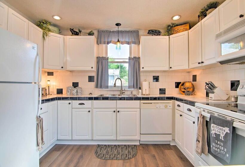 Walk To University: Dtown Laramie Home!