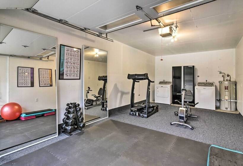 Lovely Vancouver Retreat W/ Home Gym!