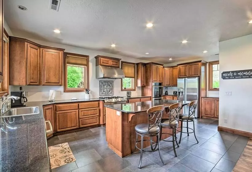 Luxe Coos Bay Escape W/ Patio + River Views!