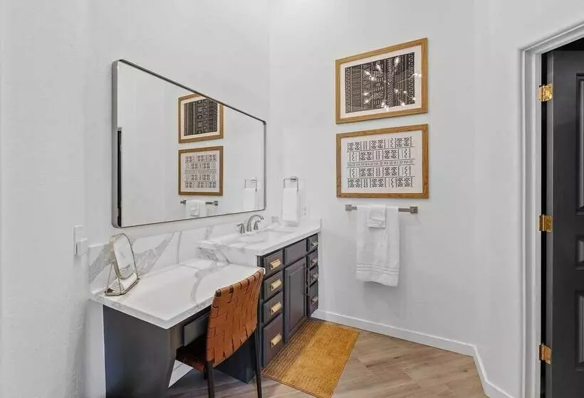 ~ 21 Mi To Scottsdale: Home W/ Infinity Pool!