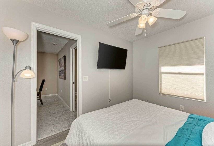 Modern Home W/ Screened In Pool: 4 Mi To The Beach