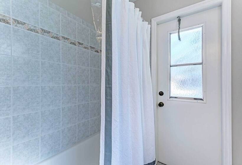 Modern Home W/ Screened In Pool: 4 Mi To The Beach