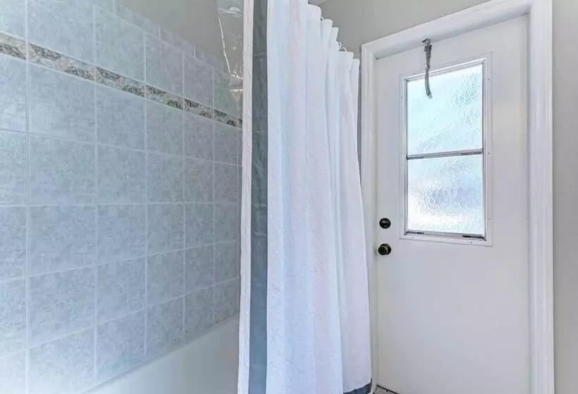 Modern Home W/ Screened In Pool: 4 Mi To The Beach