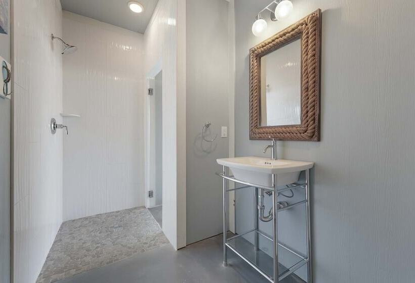 Modern Kingsland Lake Front House W/ Heated Pool!