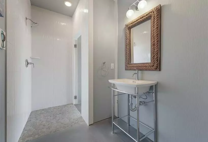 Modern Kingsland Lake Front House W/ Heated Pool!