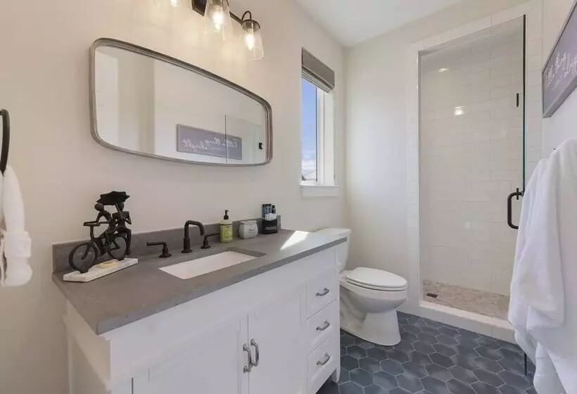 Modern Kingsland Lake Front House W/ Heated Pool!