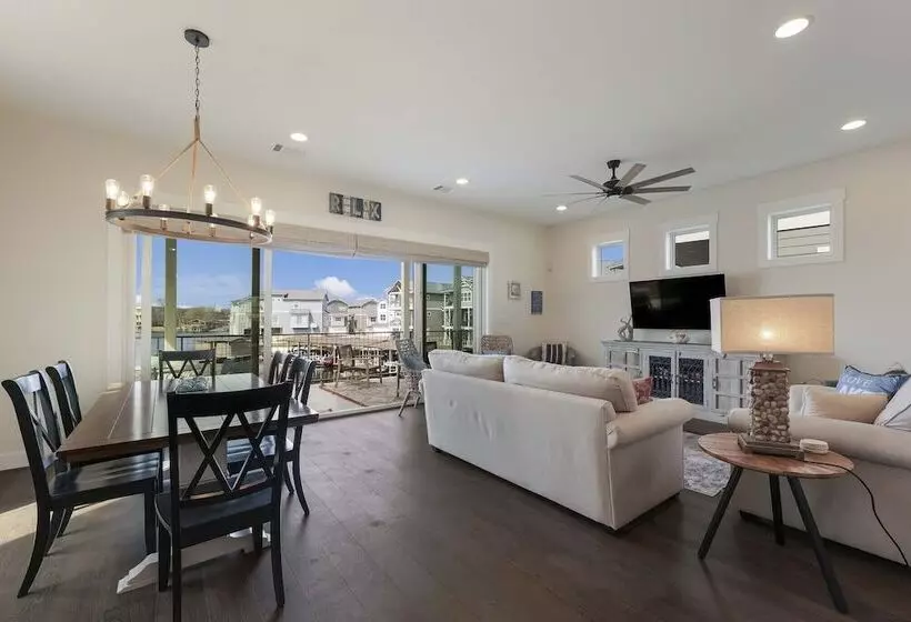 Modern Kingsland Lake Front House W/ Heated Pool!