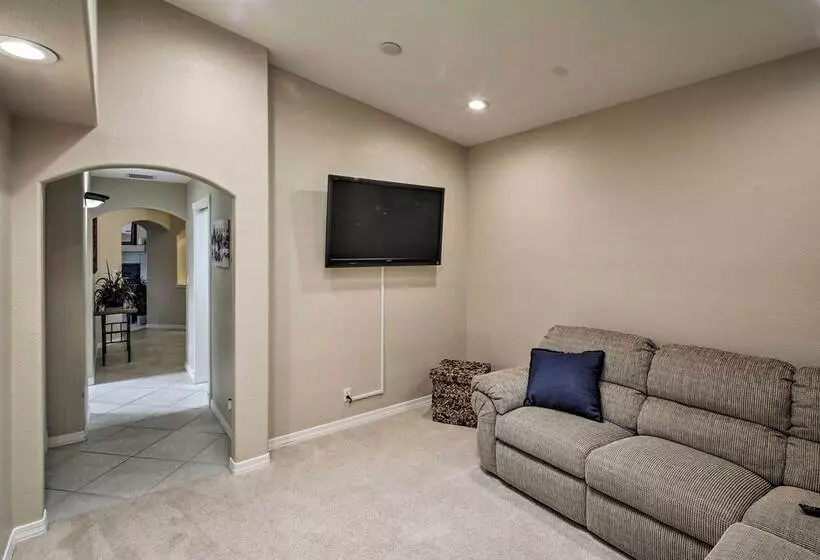 Modern Lake Havasu Oasis W/ Putting Green & Bbq!