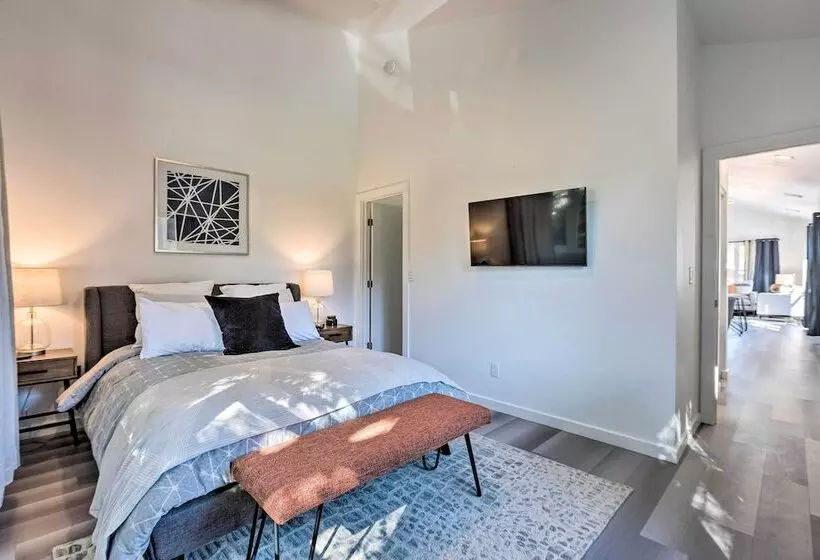 Modern Midtown Haven W/ Garage: Mt Rose Day Trips!