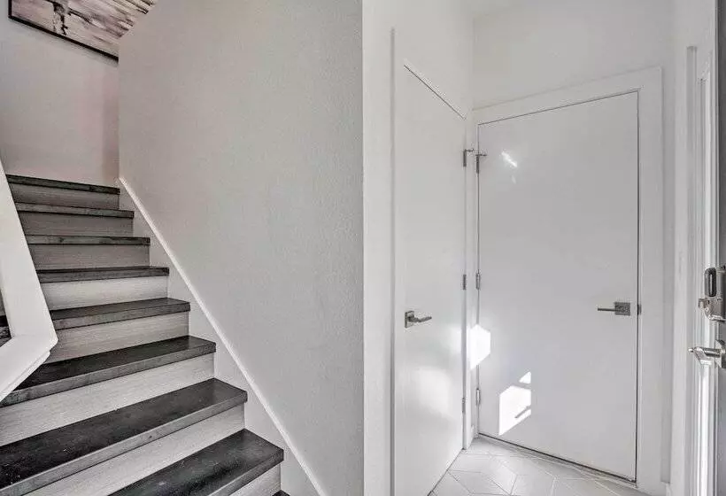 Modern Midtown Haven W/ Garage: Mt Rose Day Trips!