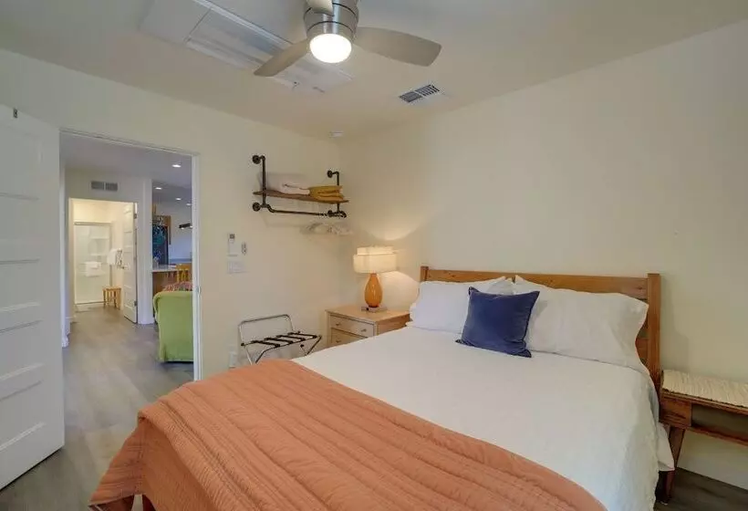 Old Town Cottonwood Cottage W/ Yard, Pets Welcome