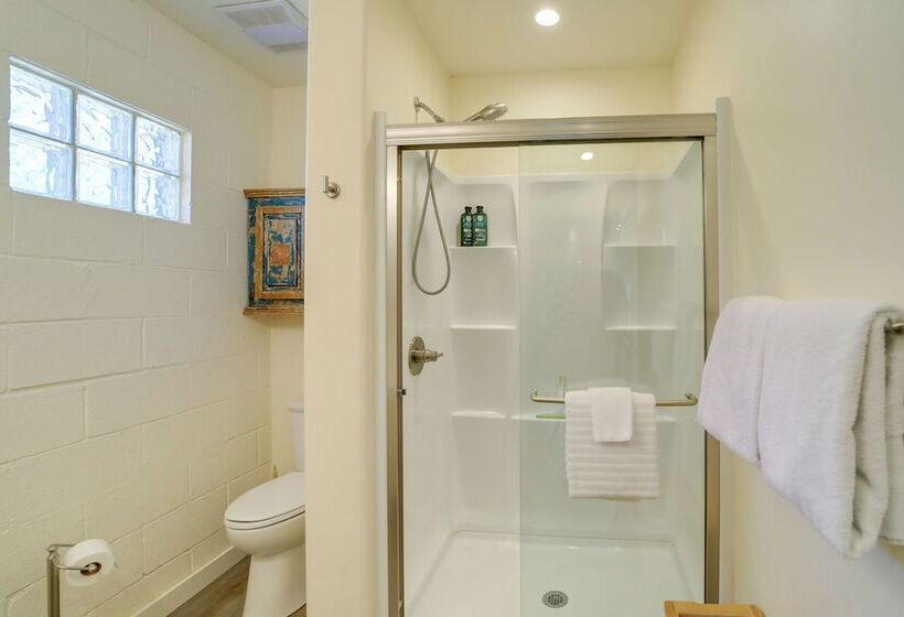 Old Town Cottonwood Cottage W/ Yard, Pets Welcome