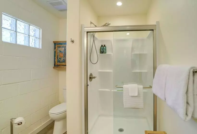 Old Town Cottonwood Cottage W/ Yard, Pets Welcome