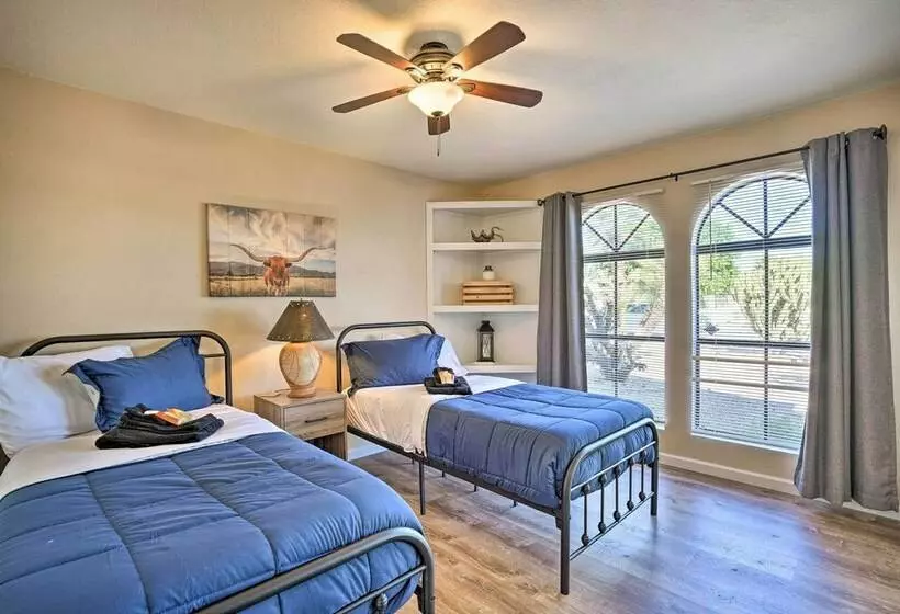 Peoria Home W/ Large Yard ~ 14 Mi To Phoenix!