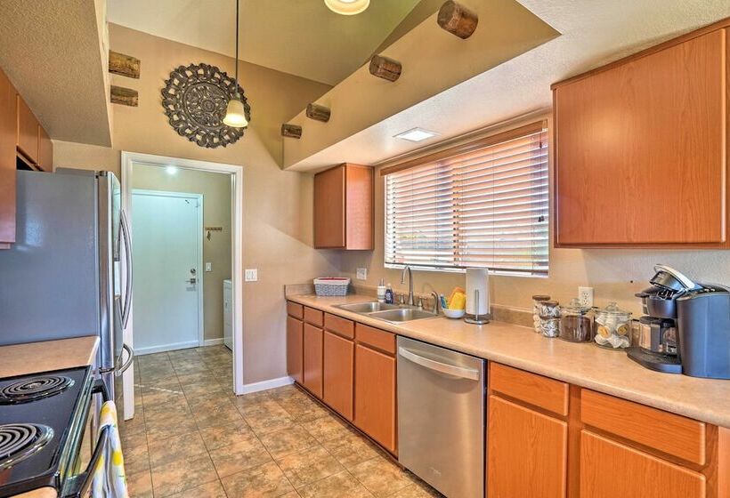 Peoria Home W/ Large Yard ~ 14 Mi To Phoenix!