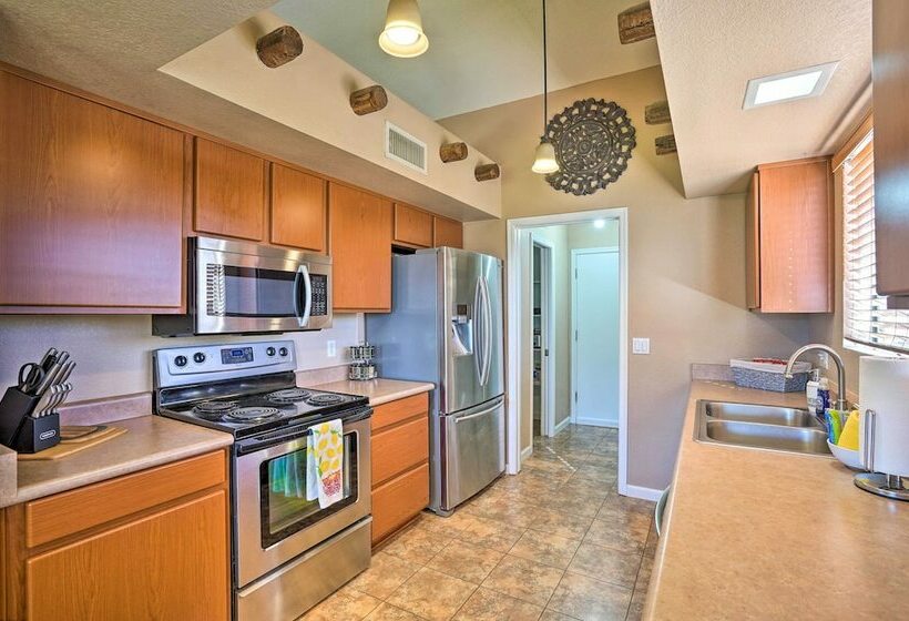 Peoria Home W/ Large Yard ~ 14 Mi To Phoenix!