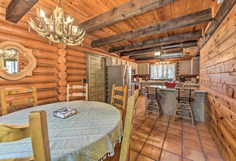 Near Dining, Hiking & Golf: Pinetop Log Cabin!
