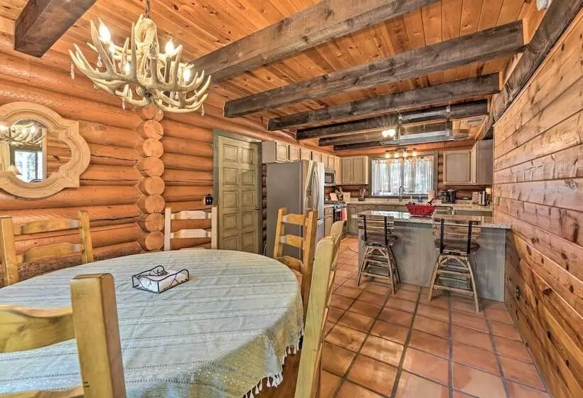 Near Dining, Hiking & Golf: Pinetop Log Cabin!
