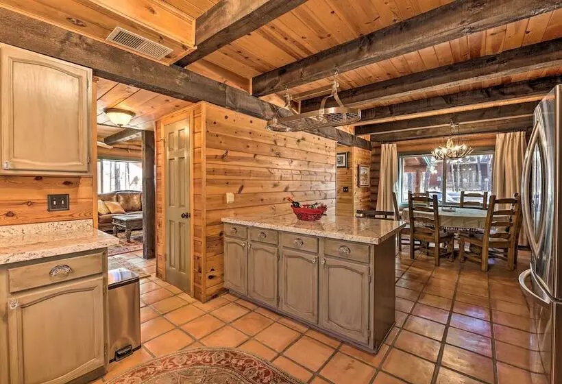 Near Dining, Hiking & Golf: Pinetop Log Cabin!