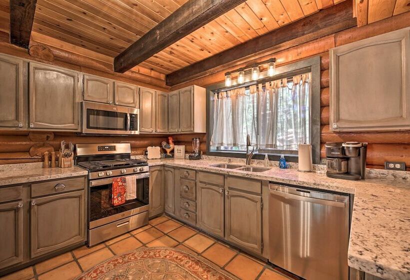 Near Dining, Hiking & Golf: Pinetop Log Cabin!
