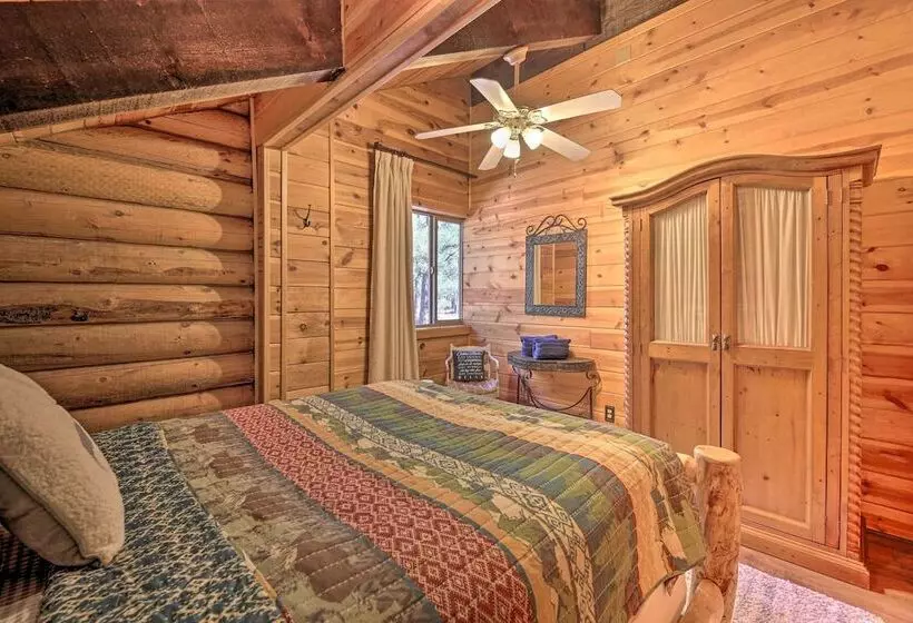 Near Dining, Hiking & Golf: Pinetop Log Cabin!