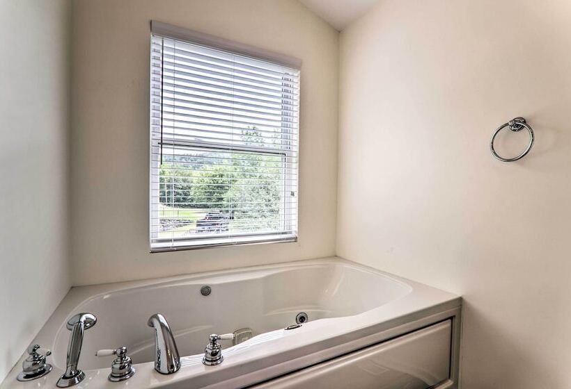 Private Dog Friendly Home: 3 Mi To Elk Mountain