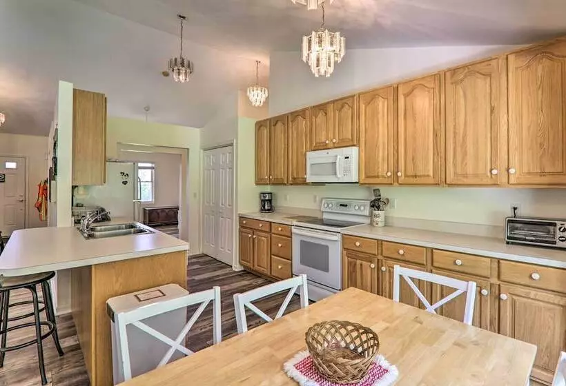 Private Dog Friendly Home: 3 Mi To Elk Mountain