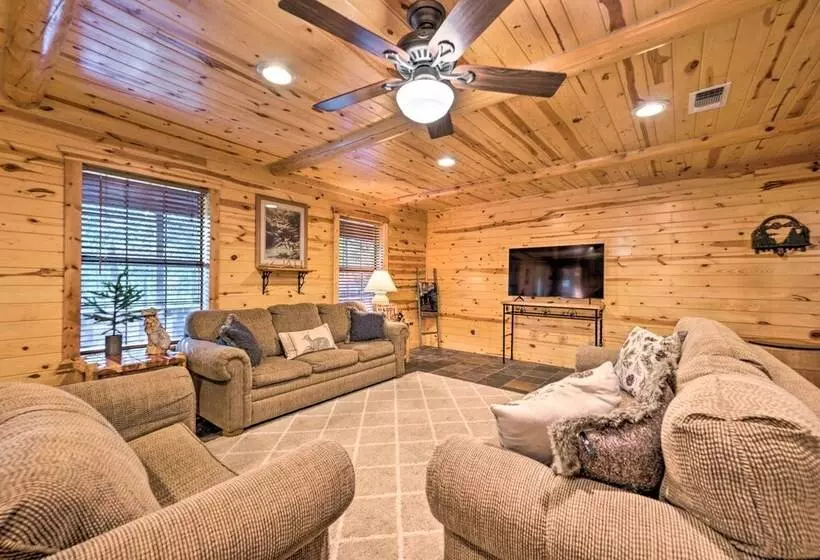 Broken Bow Retreat On 2 Acres W/ Hot Tub & Deck!