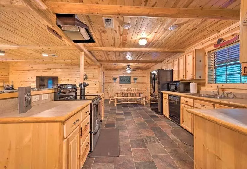 Broken Bow Retreat On 2 Acres W/ Hot Tub & Deck!