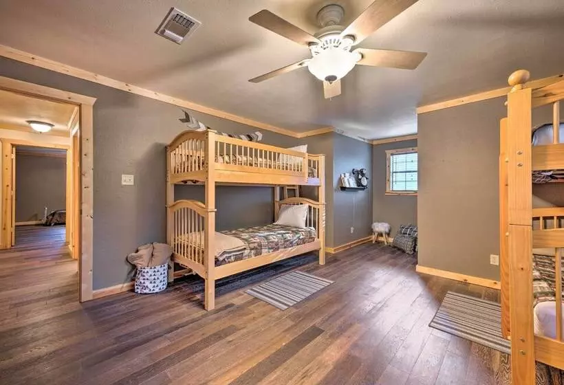 Broken Bow Retreat On 2 Acres W/ Hot Tub & Deck!