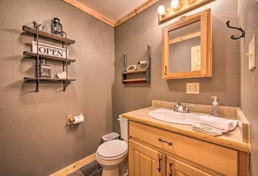 Broken Bow Retreat On 2 Acres W/ Hot Tub & Deck!