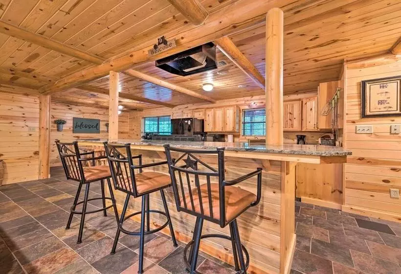 Broken Bow Retreat On 2 Acres W/ Hot Tub & Deck!