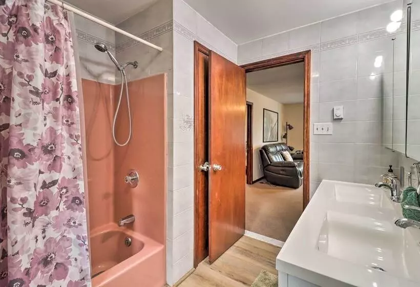 Spacious Tobyhanna Family Home: Pool/beach Access!