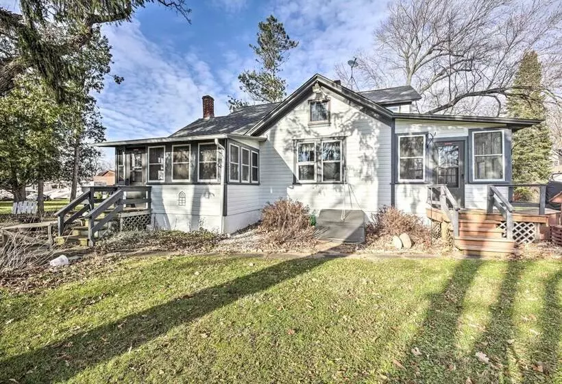 Twin Lakes Cottage: Walk To Elizabeth Lake!