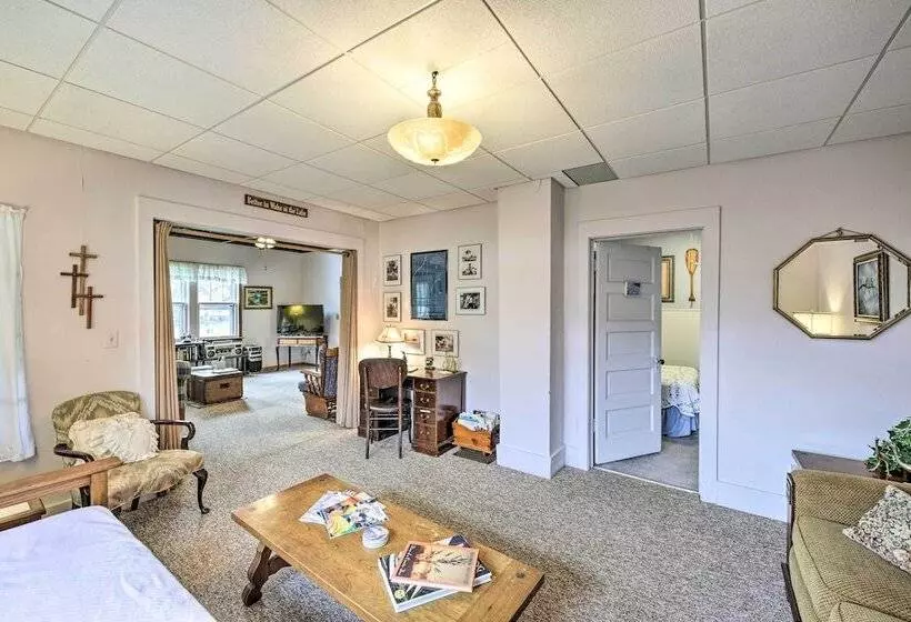 Twin Lakes Cottage: Walk To Elizabeth Lake!