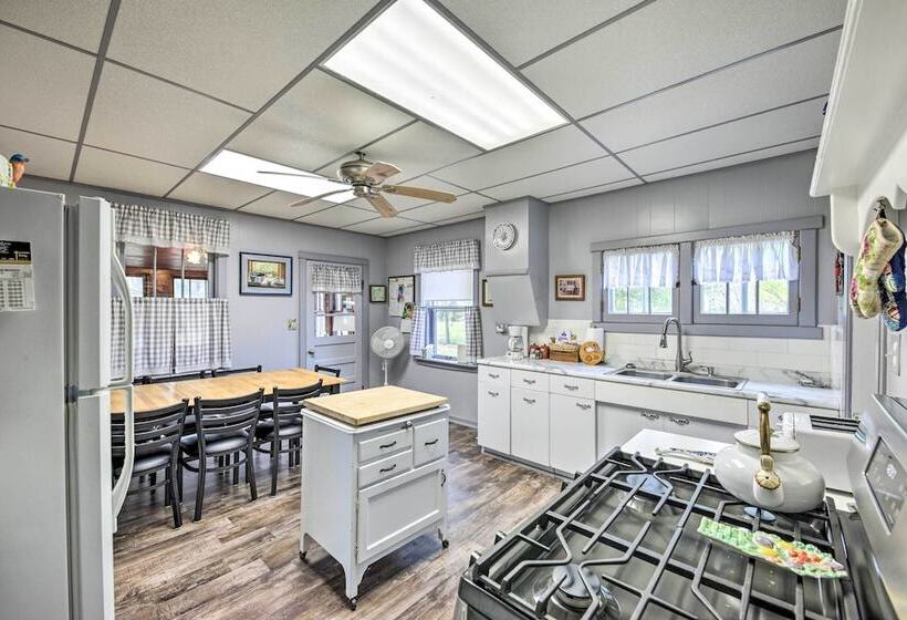 Twin Lakes Cottage: Walk To Elizabeth Lake!