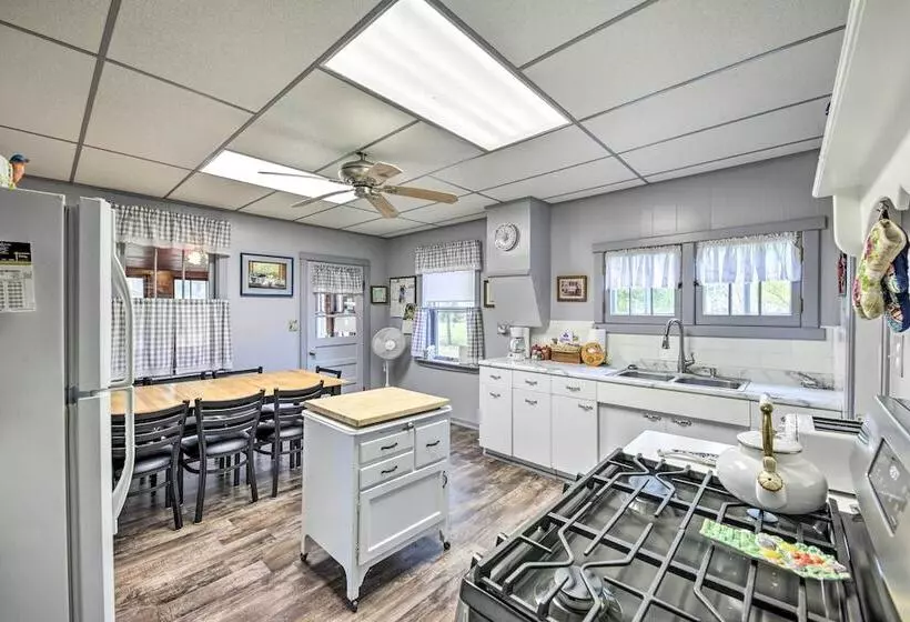 Twin Lakes Cottage: Walk To Elizabeth Lake!