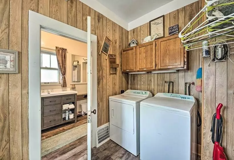 Twin Lakes Cottage: Walk To Elizabeth Lake!