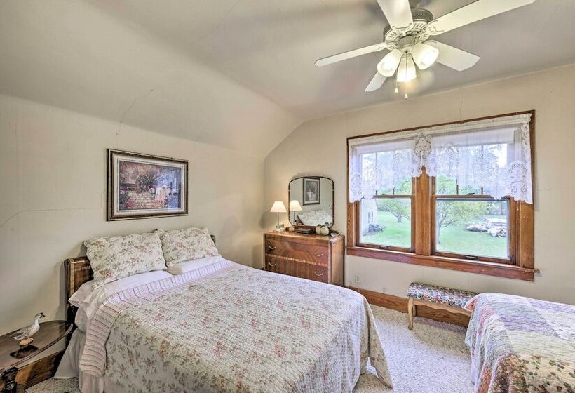 Twin Lakes Cottage: Walk To Elizabeth Lake!