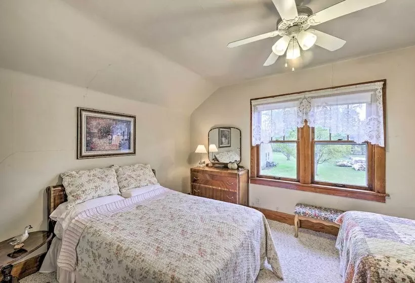 Twin Lakes Cottage: Walk To Elizabeth Lake!