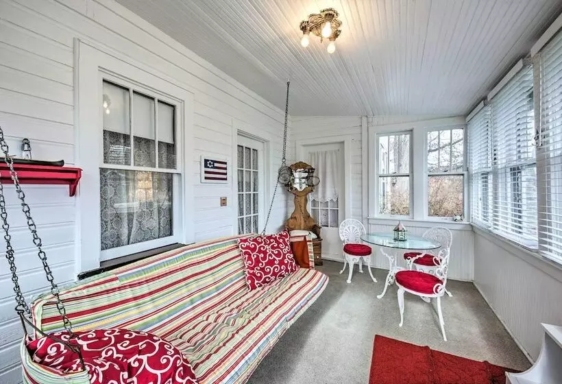 Twin Lakes Cottage: Walk To Elizabeth Lake!