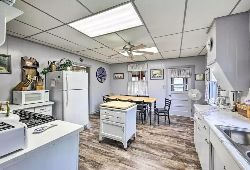 Twin Lakes Cottage: Walk To Elizabeth Lake!