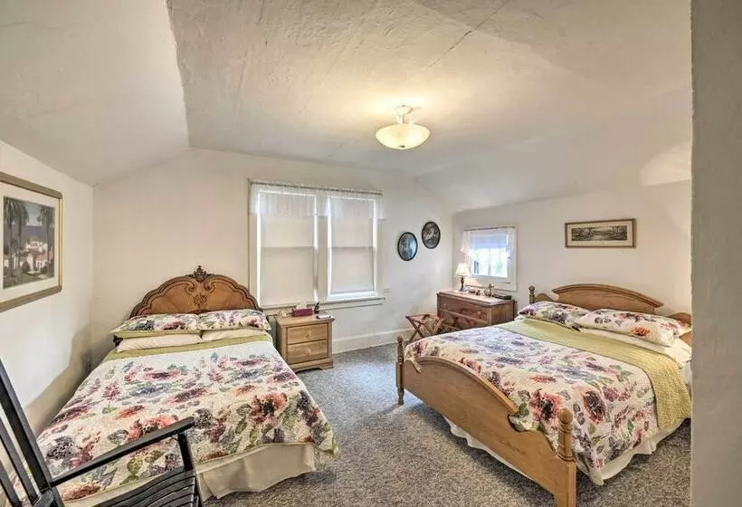 Twin Lakes Cottage: Walk To Elizabeth Lake!