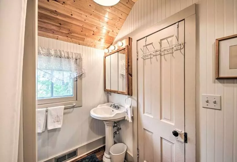 Twin Lakes Cottage: Walk To Elizabeth Lake!