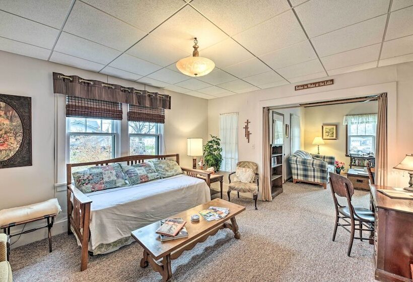 Twin Lakes Cottage: Walk To Elizabeth Lake!