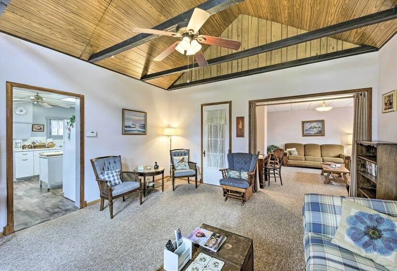 Twin Lakes Cottage: Walk To Elizabeth Lake!