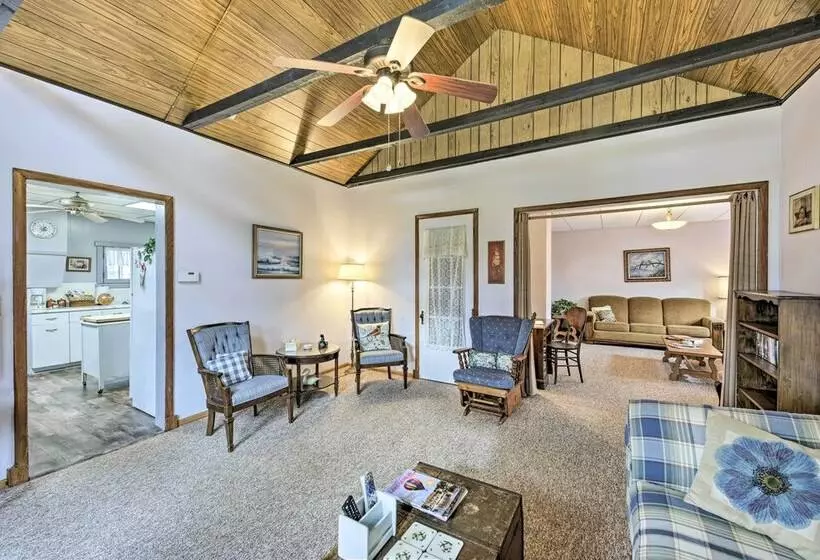 Twin Lakes Cottage: Walk To Elizabeth Lake!