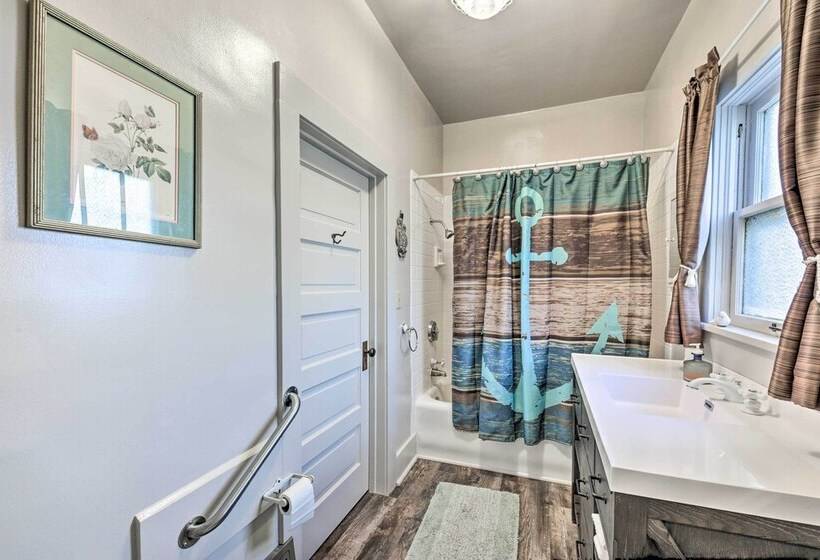 Twin Lakes Cottage: Walk To Elizabeth Lake!