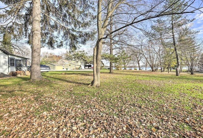 Twin Lakes Cottage: Walk To Elizabeth Lake!