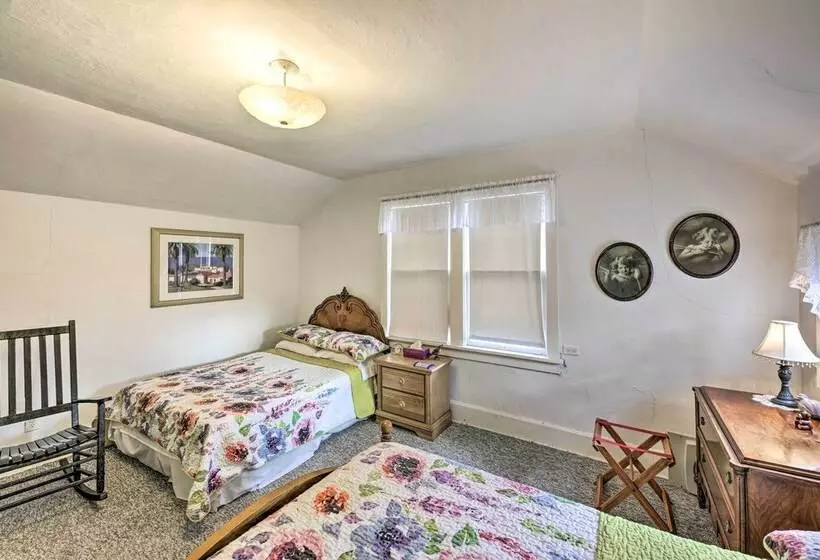 Twin Lakes Cottage: Walk To Elizabeth Lake!